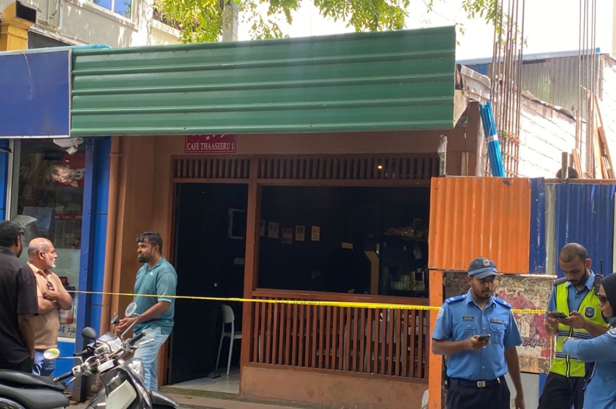 ކެފޭއެއްގައި ބިދޭސީއެއްގެ ގަޔަށް ވަޅި ޖަހައިފި