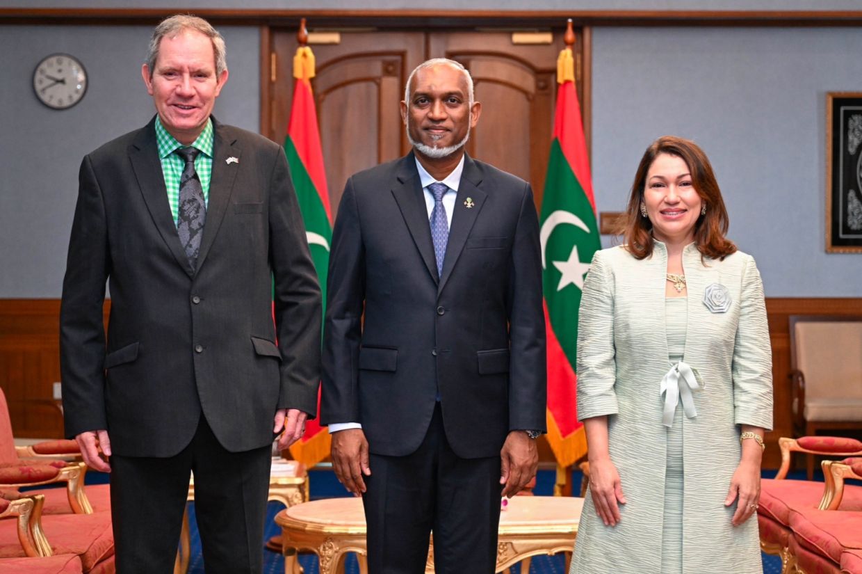 އިނގިރޭސި އާ ސަފީރުގެ ފަތްކޮޅު ރައީސުލްޖުމްހޫރިއްޔާއަށް އަރުވައިފި