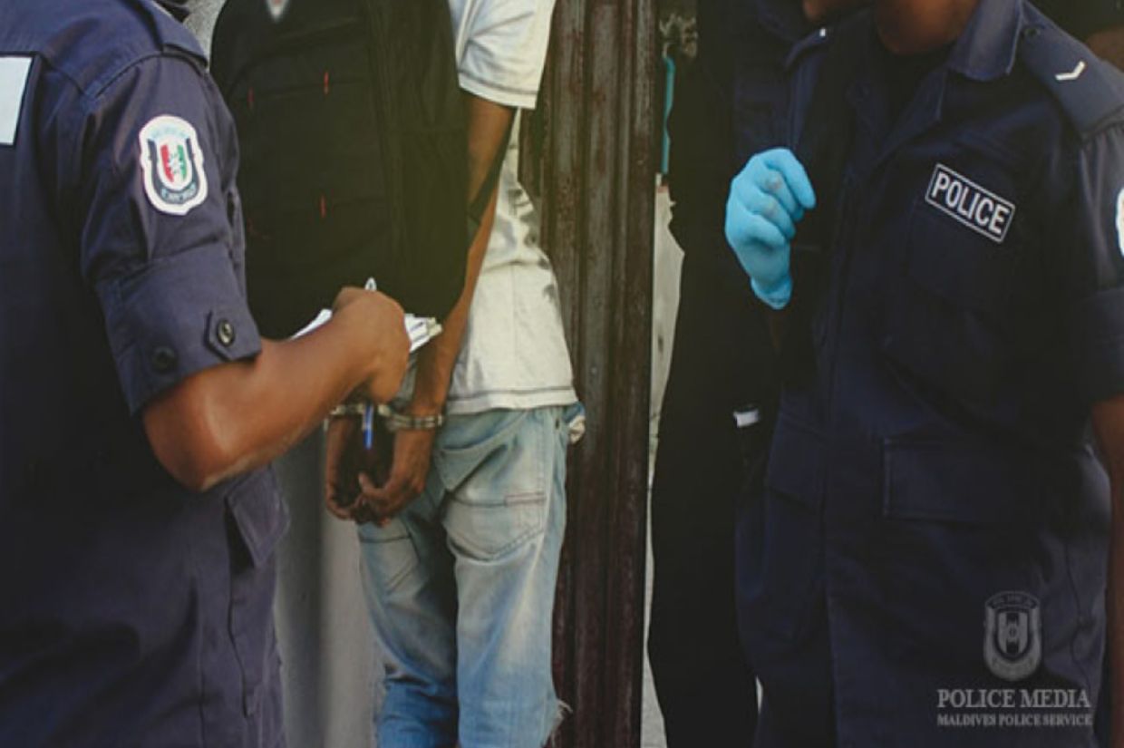 ކެފޭ މާރާމާރީ: އެކަކު ވެންޓިލޭޓަރުގައި، އަނެކަކު ހައްޔަރަށް
