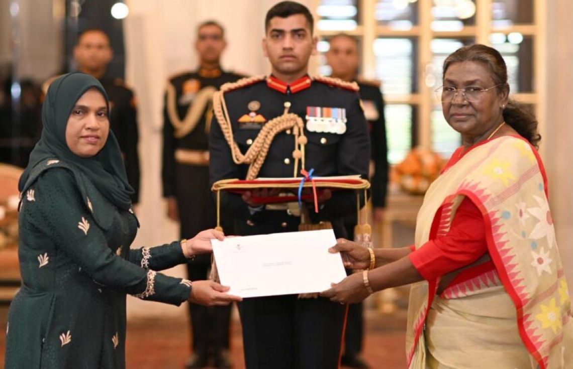އަޒީމާގެ ސަފީރުކަމުގެ ފަތްކޮޅު އިންޑިއާގެ ރައީސާއަށް އަރުވައިފި