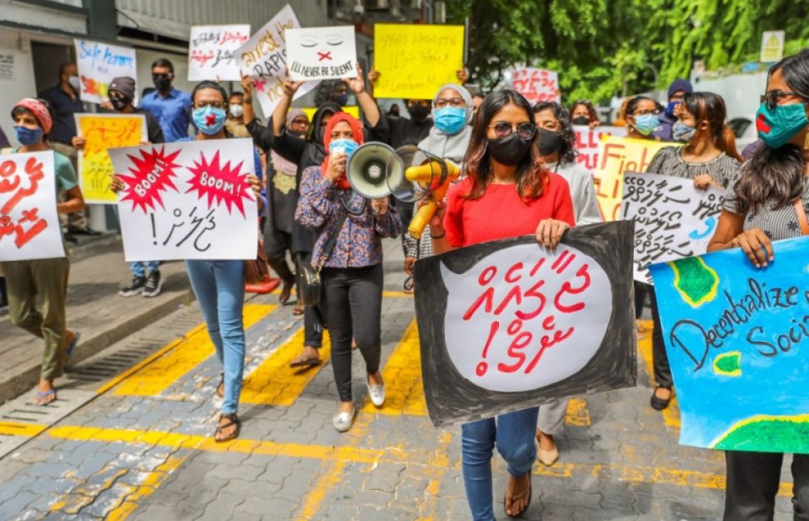 ގްރޫމް ކުރި ޓީޗަރު ވަޒީފާއިން ވަކިކޮށްފި