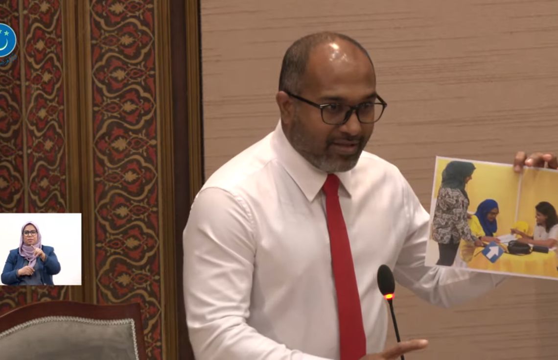 ފަޒުނާ ޑީއެންއާރު ޑާޓާ ބޭނުންކުރާ ފޮޓޯއެއް!