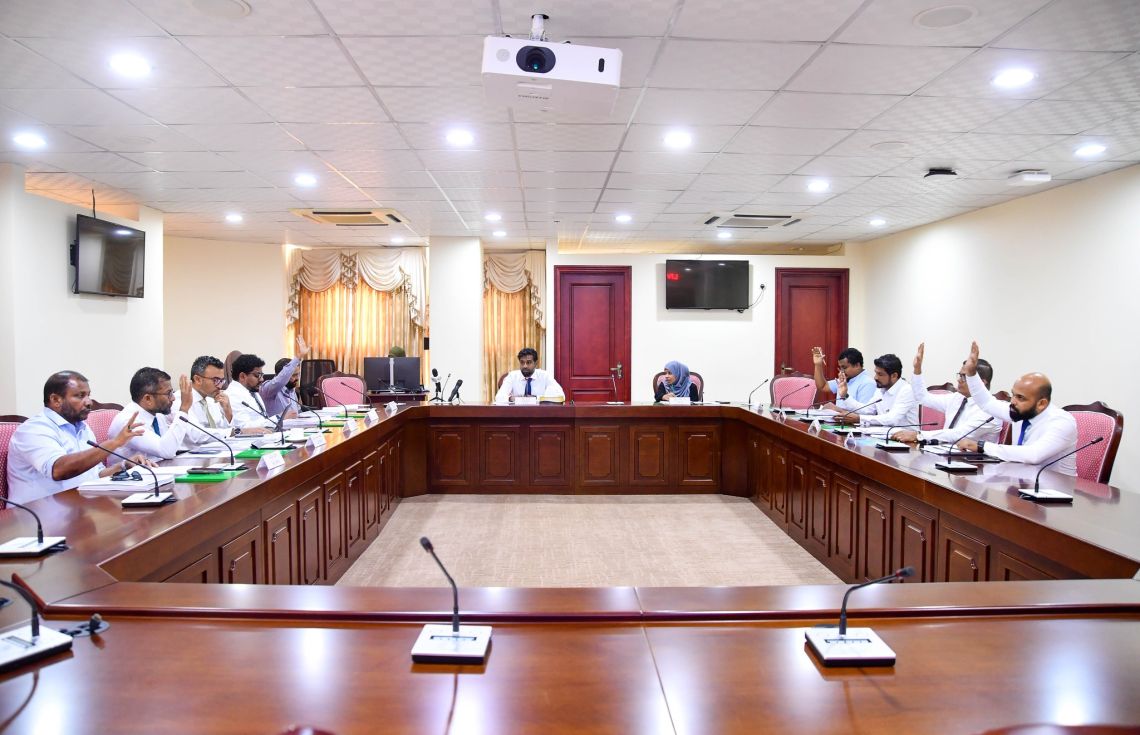 ބެންޗު ކުޑަކުރުމުގެ ބިލު ކޮމެޓީން ފާސްކޮށްފި