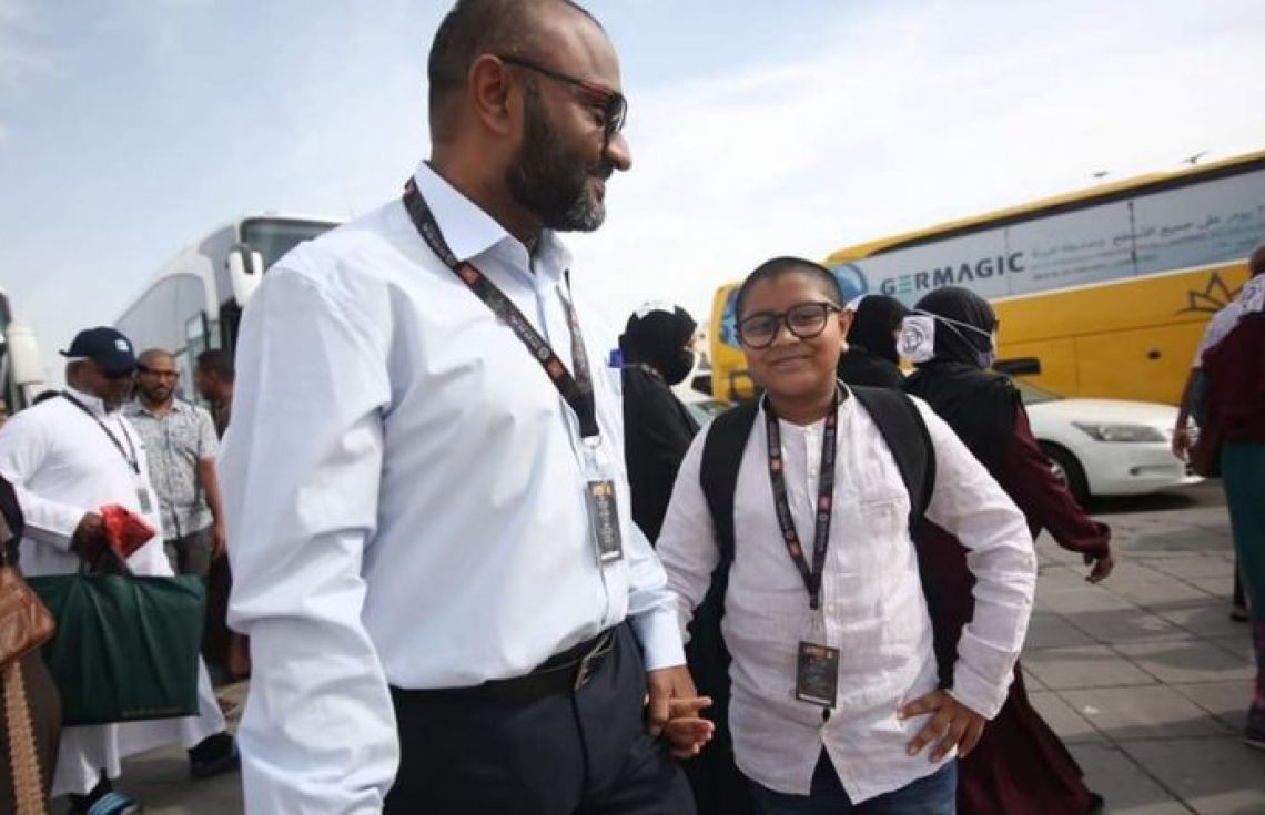 ޝަހީމުގެ ދެބަފައިން އިމާމުވެ ތަރާވީހު ނަމާދު ކުރަނީ