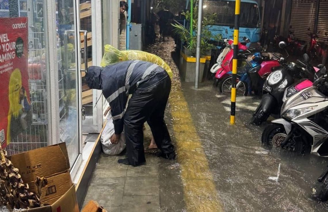 މާލޭގައި ފެންބޮޑުވެ އެހީތެރިކަން ފޯރުކޮށްދިނުމަށް ސިފައިން ނިކުމެއްޖެ