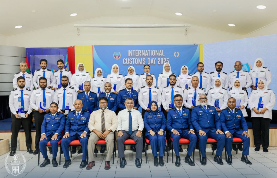 ކަސްޓަމްސްގެ 26 އޮފިސަރަކަށް ކޮމިޝަނަރ ޖެނެރަލްގެ އެވޯޑް