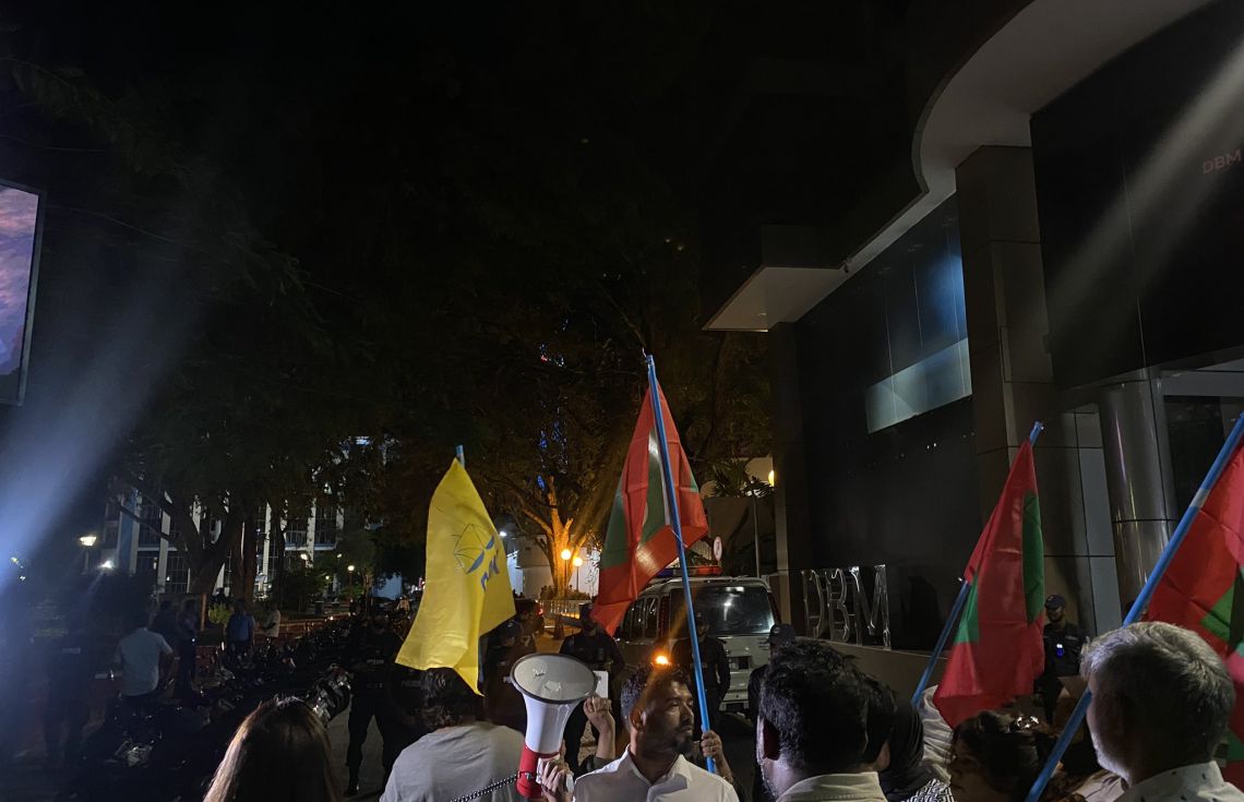 އެމްޑީޕީގެ މުޒާހަރާގައި ފުލުހުންނާއި ކުރިމަތިލާން އުޅެފި