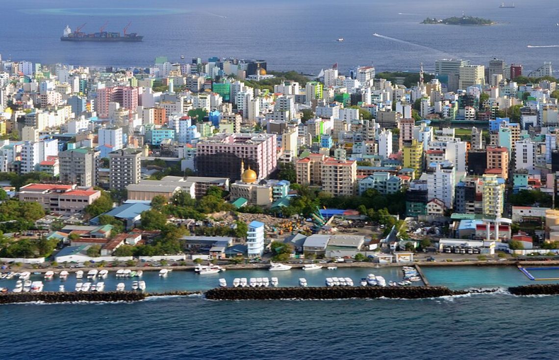 ގެސްޓްހައުސްއެއްގެ ވައިގޮޅިއެއްތެރޭ މީހަކު ވެއްޓިފައި އޮއްވާ ފެނިއްޖެ