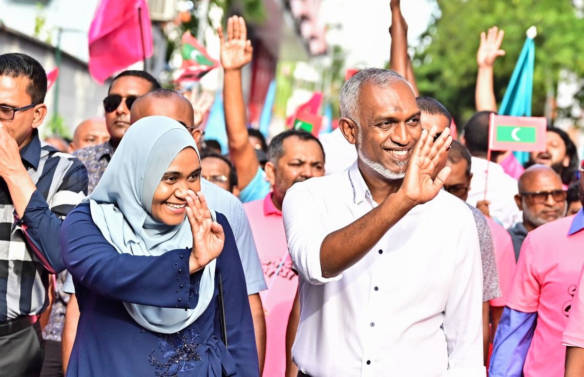ރައީސްގެ ޢާއިލާއިން ނޫސްވެރިންނާއި ބައްދަލުކުރައްވަނީ