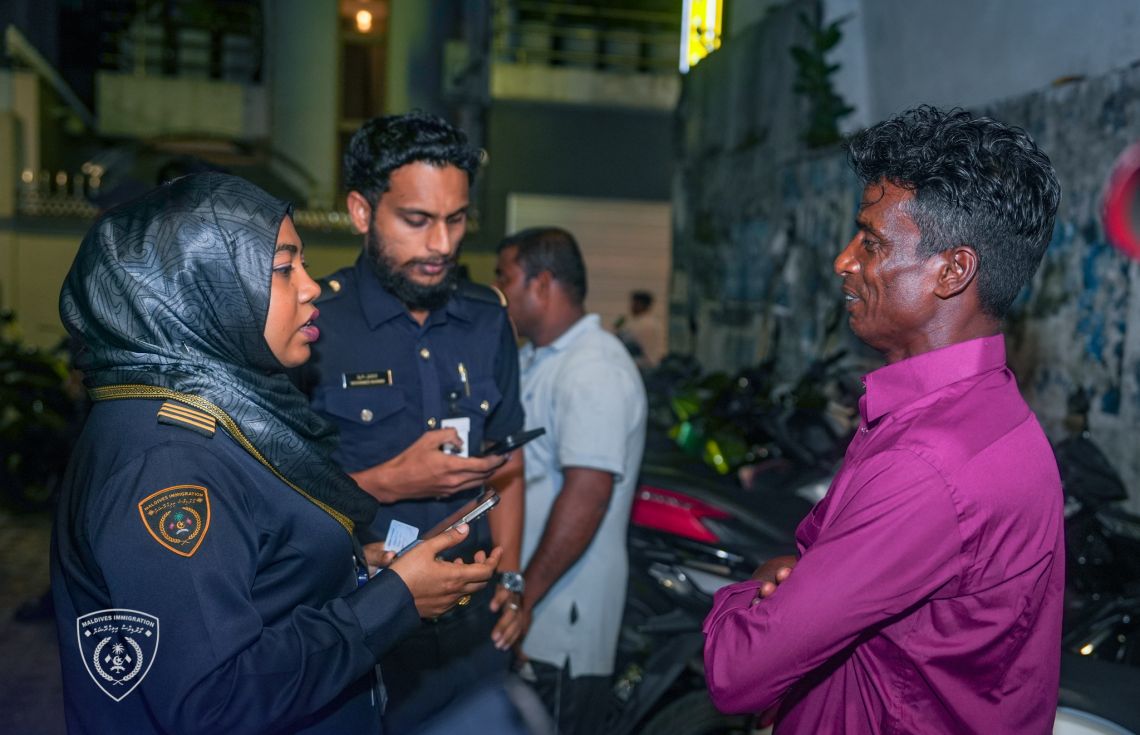 ހީނާމާގެ ޕާކިން ސަރަހައްދުން ފަސް ބިދޭސީއަކު ހިފަހައްޓައިފި