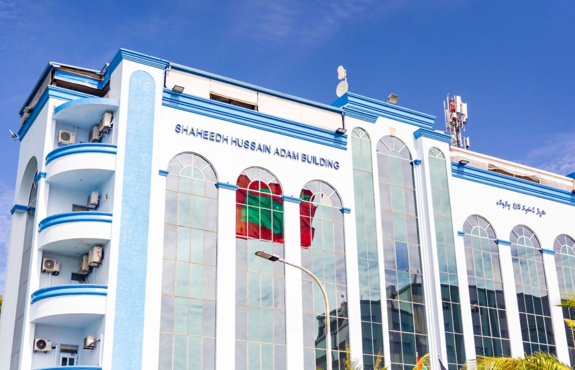 ފުލުހެއްގެ ގައިގައި ދަތްއެޅި އަންހެނަކު ފޭރުމުގެމައްސަލައިގައި ހައްޔަރުކޮށްފި
