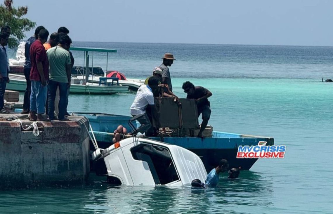 ކުޑަހުވަދޫ ބަނދަރުން ޕިކަޕެއް މޫދަށް ވެއްޓިއްޖެ