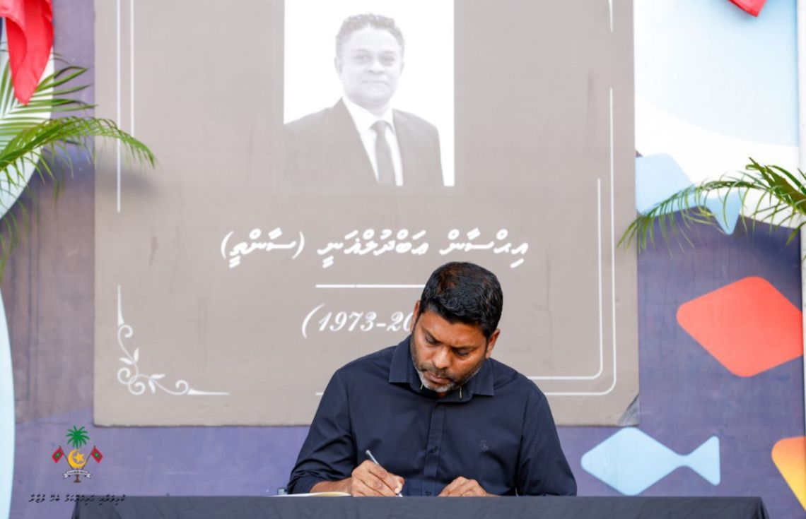 ސާންތީގެ ހަނދާނުގައި ތައުޒިޔާގެ ދަފުތަރެއް ހުޅުވައިފި