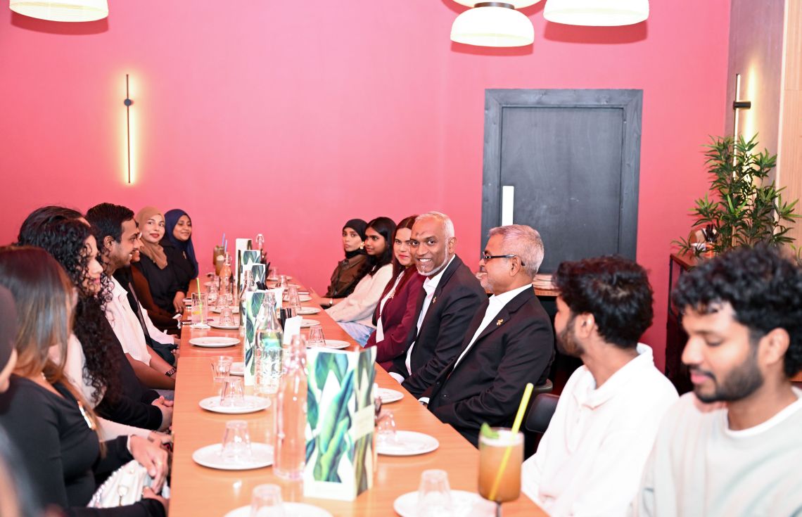 ލިވަޕޫލްގައި ކިޔަވާ ދަރިވަރުންނާ ރައީސް ބައްދަލުކުރައްވައިފި