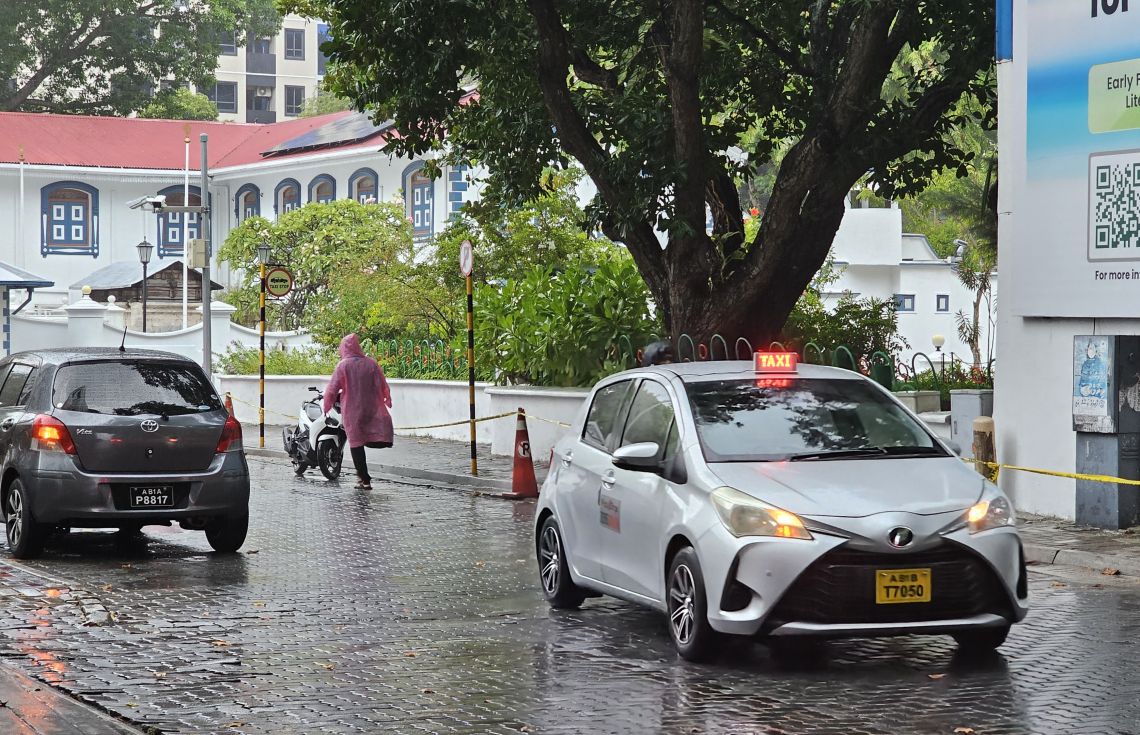 މާލެއަށް ބޯކޮށް ވާރޭ ވެހި ގުގުރަން ފަށައިފި