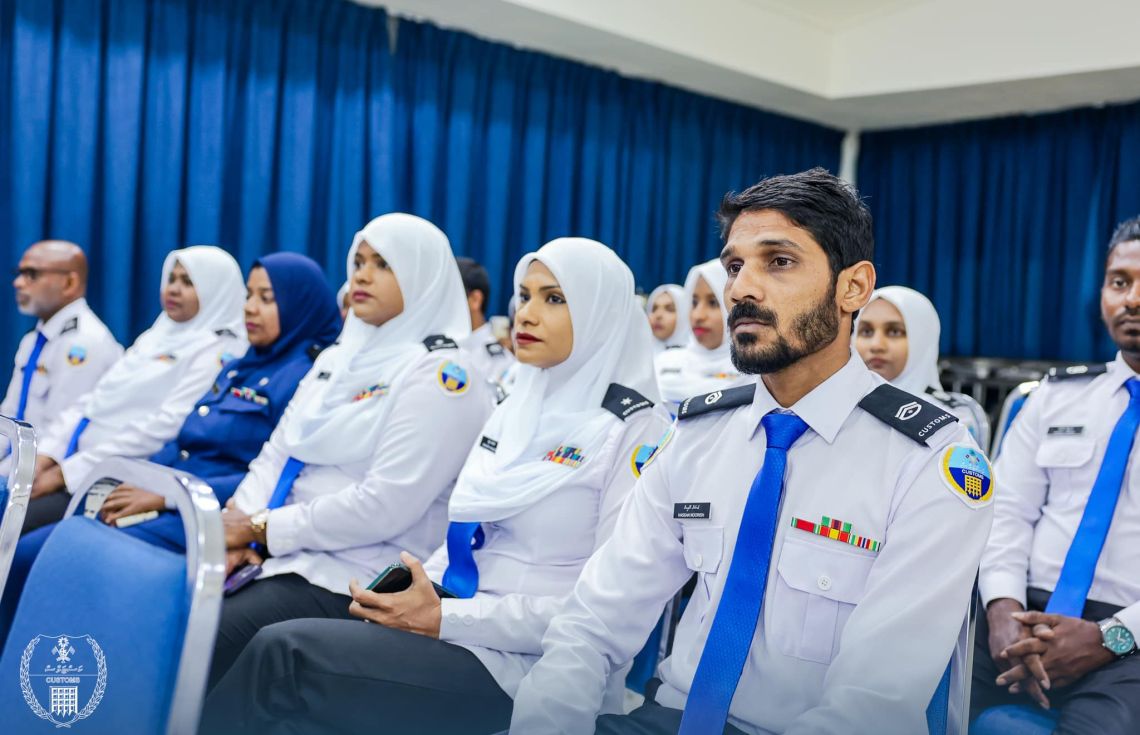 ކަސްޓަމްސްއަށް މުވައްޒަފުން ހޯދަނީ، މުސާރަ ބަރާބަރު!