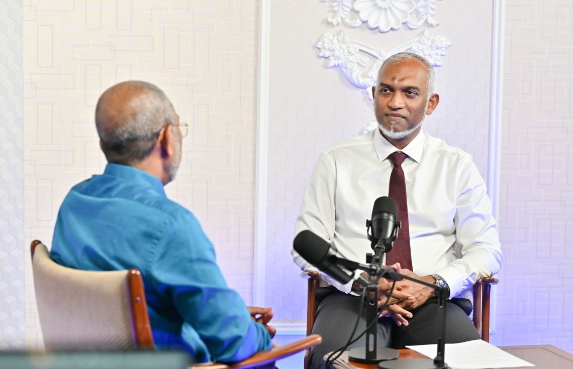 މެއި ތިނެއްގައި ރައީސުލްޖުމްހޫރިއްޔާ ނޫސްވެރިންނާއި ބައްދުލުކުރައްވަނީ