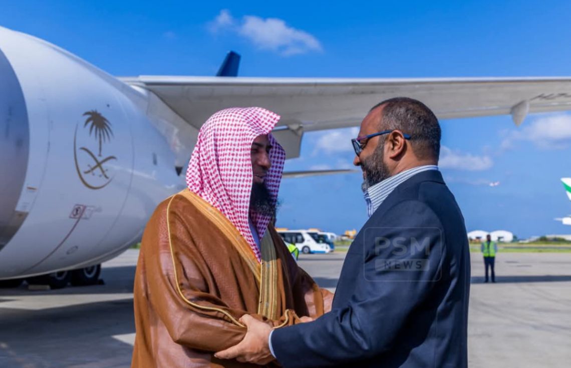 ލޯތްބާއި އިޙްތިރާމާއެކު ޙަރަމްފުޅުގެ އިމާމް ރާއްޖެއިން ފުރާވަޑައިގެންފި