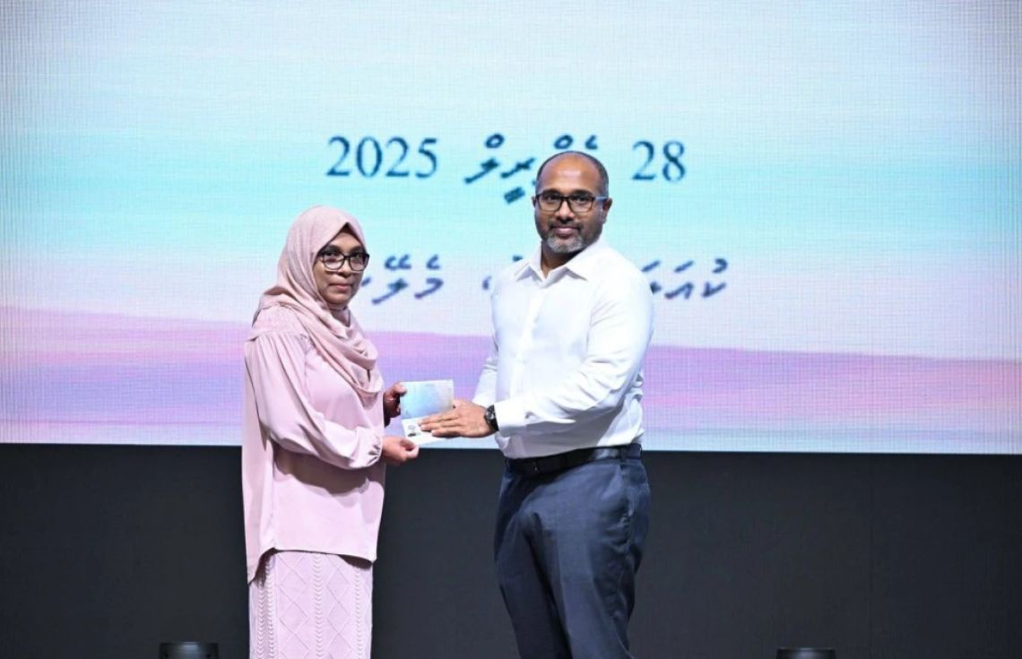 ތާރީހީ ކާމިޔާބެއް! މެލޭޝިއާގައި ދިވެހި ޕާސްޕޯޓާއި އައިޑީކާޑު