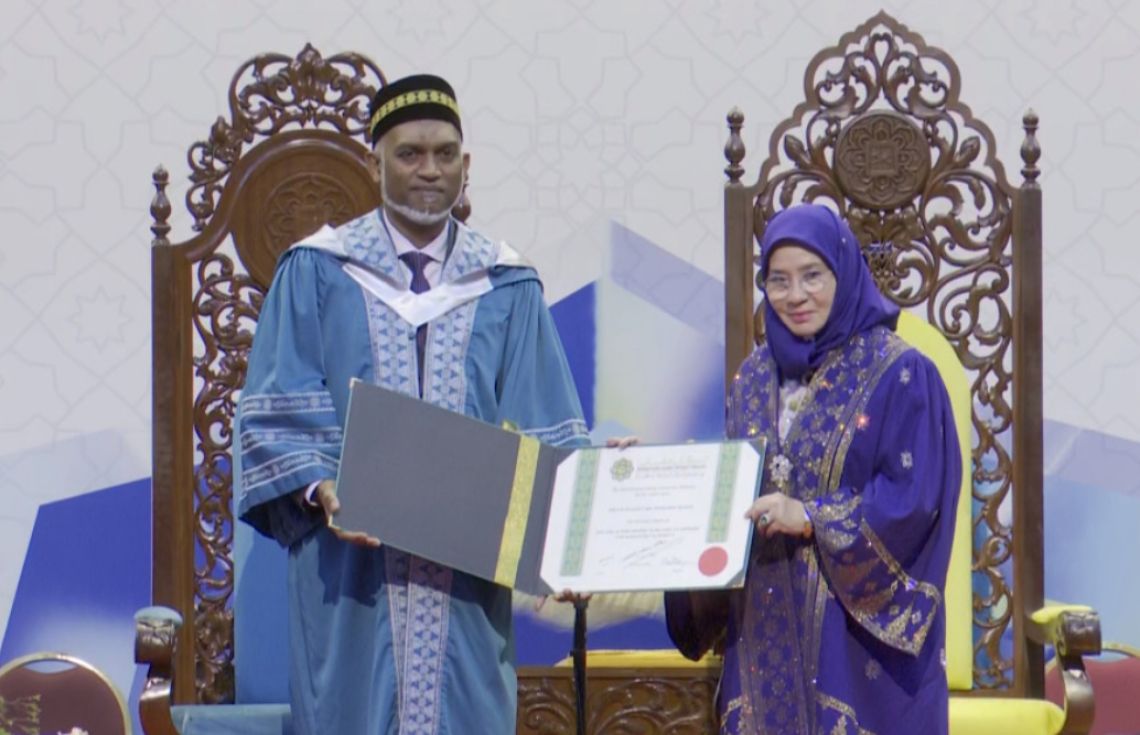ރައީސް ޑރ.މުޢިއްޒަށް އައިއައިޔޫއެމްއިން އޮނަރަރީ ޑޮކްޓަރޭޓް އަރުވައިފި