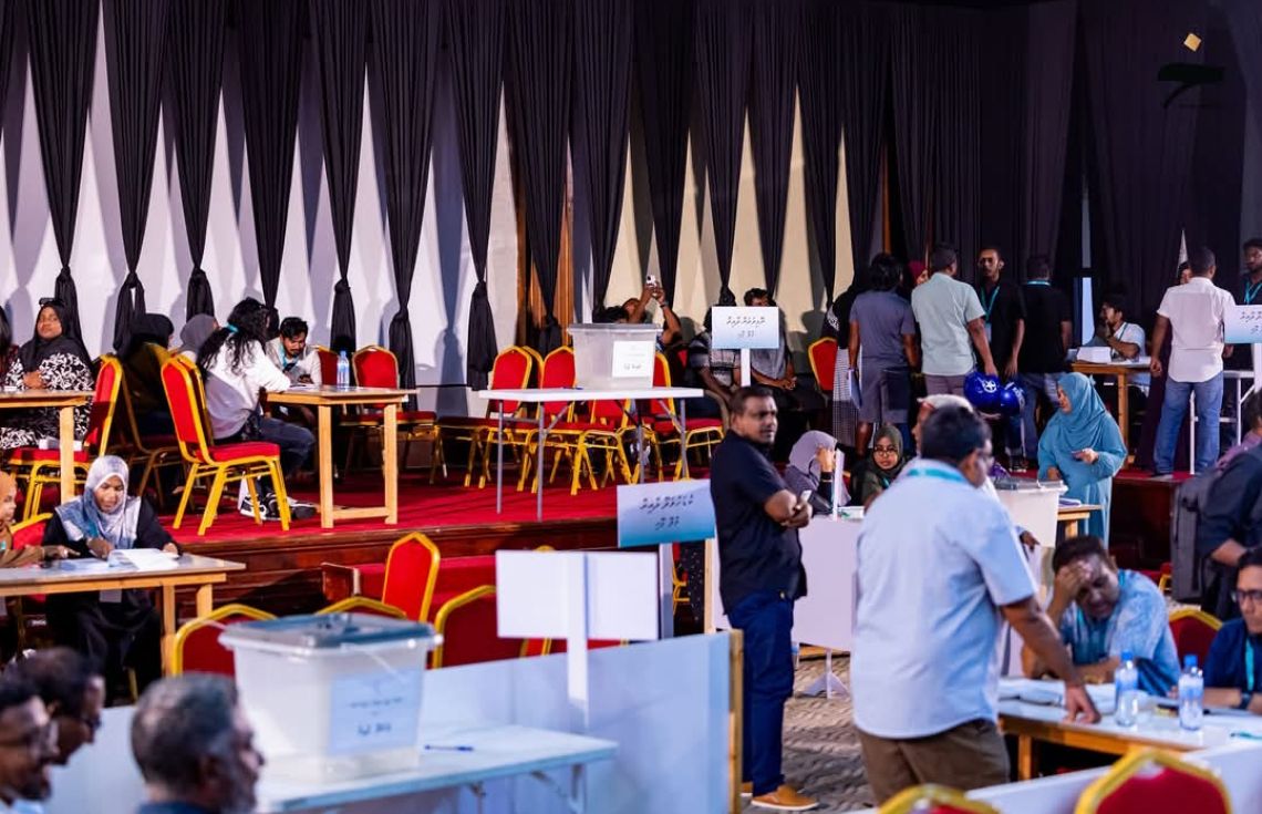 އަތޮޅު ކައުންސިލްތައް އުވައިލާ!