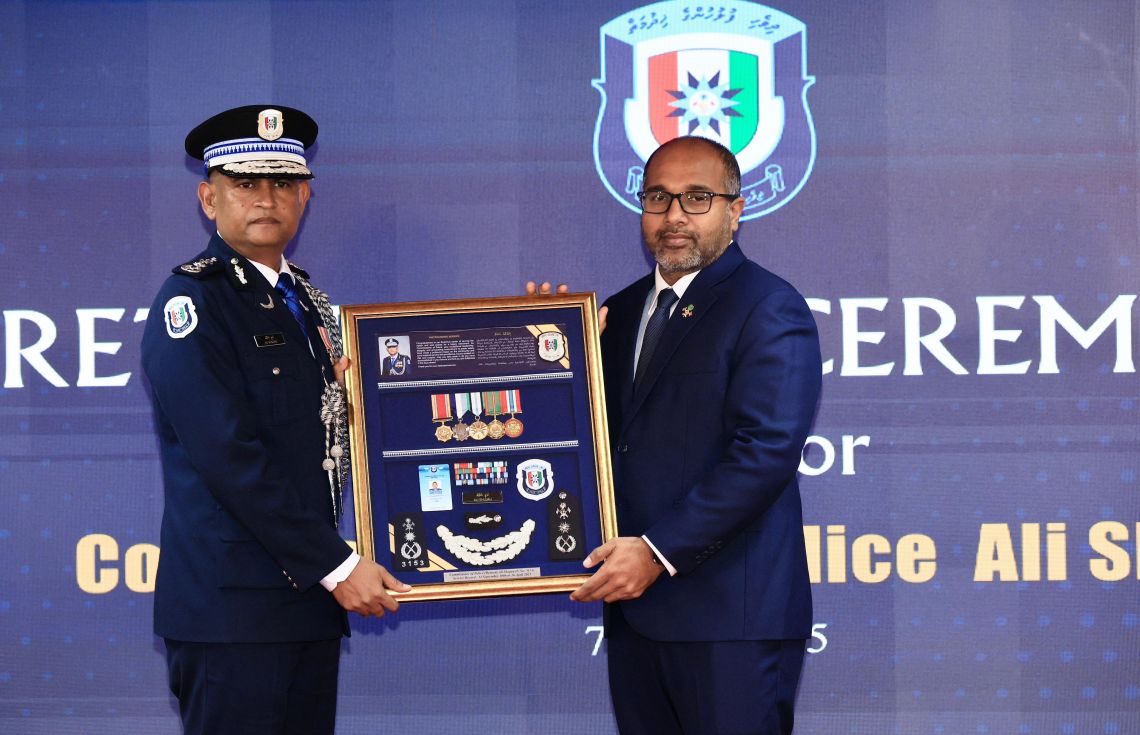 ކުރީގެ ޕޮލިސް ކޮމިޝަނަރު ޝުޖާއު ޝަރަފުވެރިކަމާއެކު ރިޓަޔާކުރައްވައިފި