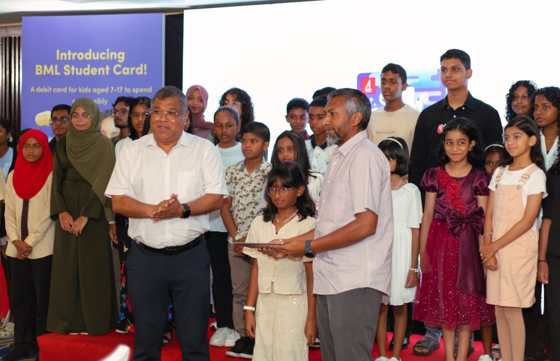 ރާއްޖޭގެ ފުރަތަމަ ސްޓޫޑަންޓް ޑެބިޓް ކާޑު ތައާރަފުކޮށްފި