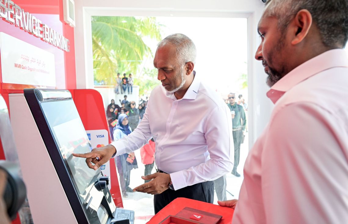 ޢުމްރާވެރިންގެ ޑެބިޓް ކާޑުން މިލިއަން ޑޮލަރުގެ މުއާމަލާތް