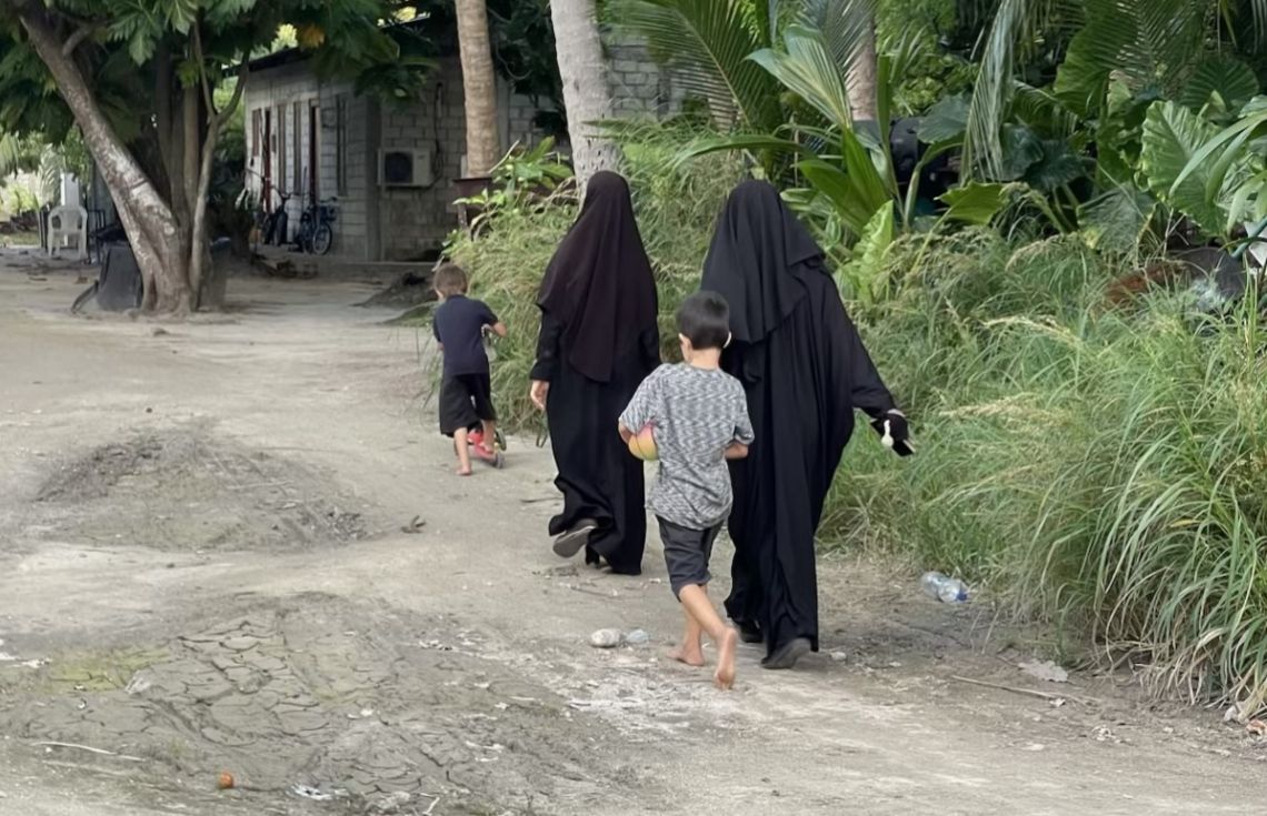 ވިސާނެތި ރާއްޖޭގައި ދިރިއުޅެމުންދިޔަ ފްރާންސްގެ ޢާއިލާ ފޮނުވާލައިފި