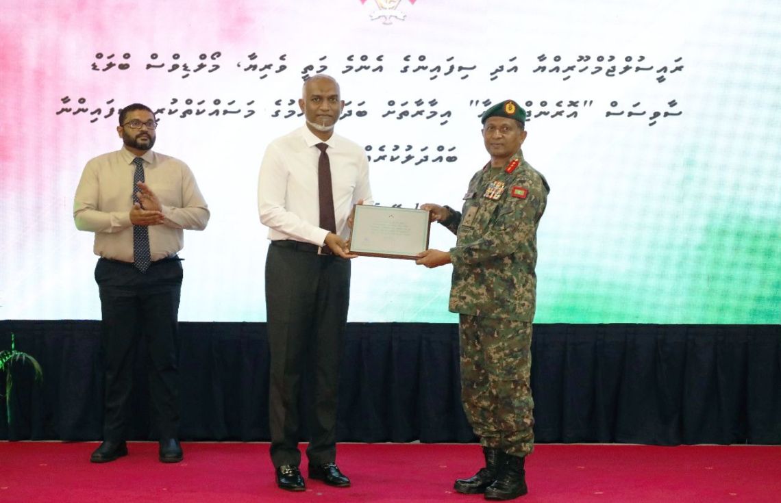 އޮރެންޖުހިޔާގެ މަސައްކަތުގައި އުޅުނު ސިފައިންނާއި ރައީސް ބައްދަލުކުރައްވައިފި