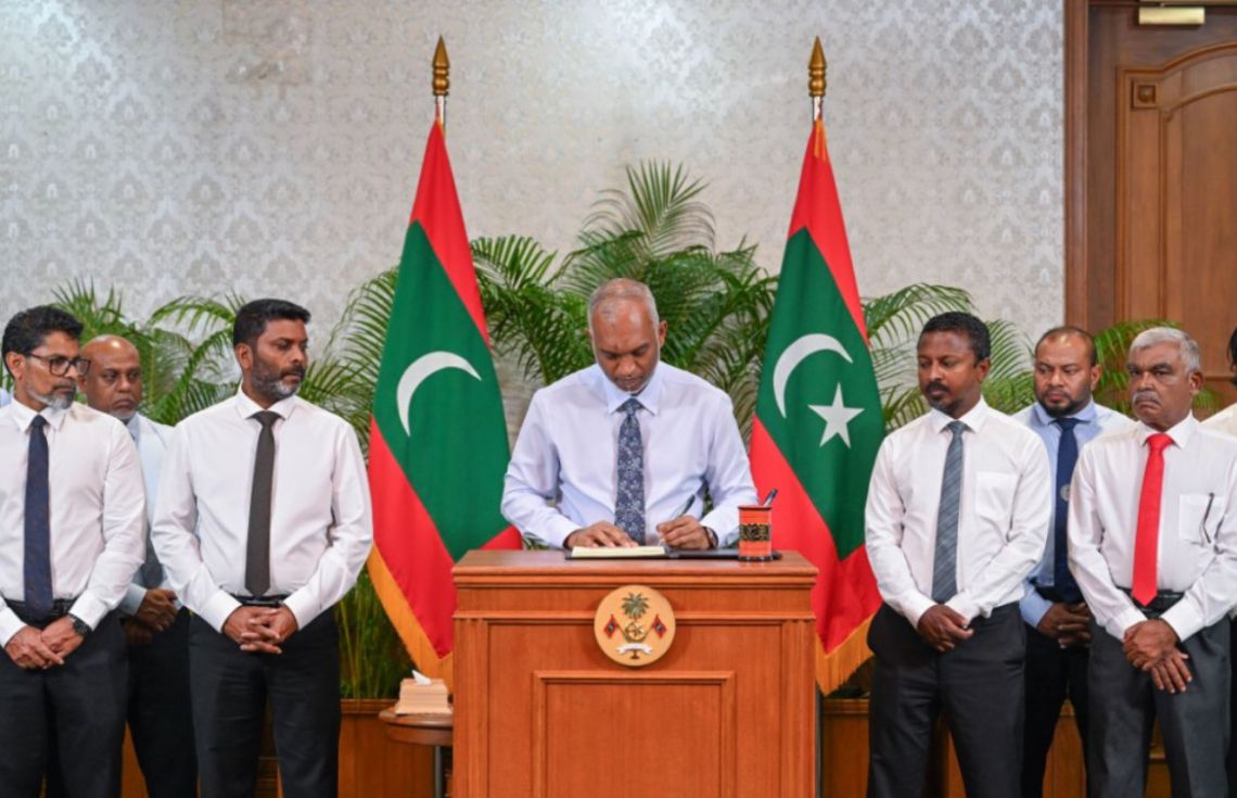 ކުޅިވަރާބެހޭ ބިލް ތަސްދީކުރައްވައިގެން ނޫސްވެރިންނާއެކު ރައީސް ތާރީޚުގެތެރެއަށް