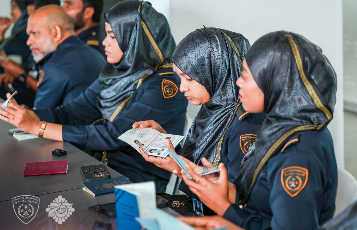 އިމިގްރޭޝަން އޮފިސަރުން ނެގުމަށް ވޯކް-އިން އިންޓަވިއު ބާއްވަނީ