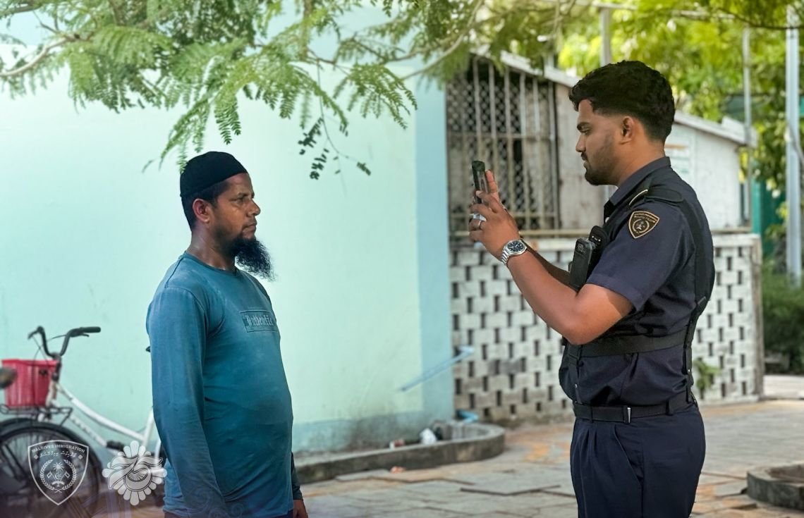 އިމިގްރޭޝަންގެ އޮފިސަރުން ބޮޑީ ކެމެރާ ބޭނުންކުރަން ފަށައިފި