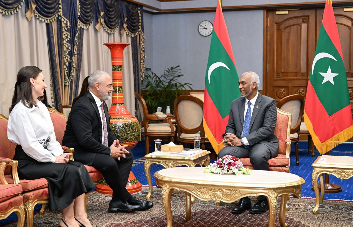 ޕެރަގުއޭގެ އައު ސަފީރުގެ ފަތްކޮޅު ރައީސްއަށް އަރުވައިފި