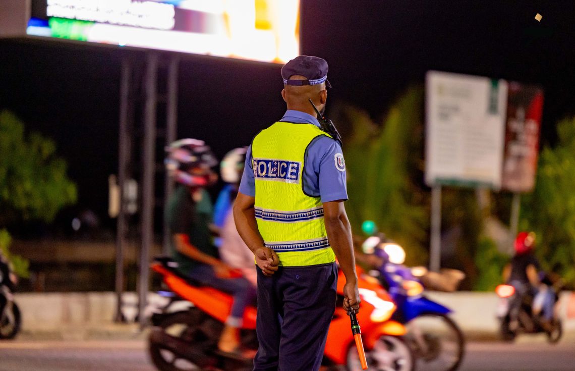 ފުލުހެއްގެ ގައިގައި ދަތްއެޅި އަންހެނަކު ބަންދަށް
