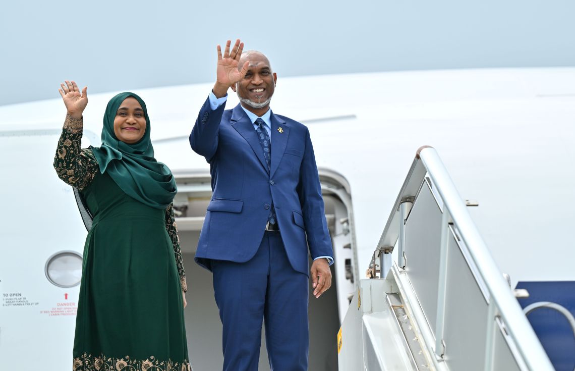 ފުރަމާނަ ދަތުރުފުޅެއްގައި ރައީސުލްޖުމްހޫރިއްޔާގެ ދެކަނބަލުން ސިންގަޕޫރަށް ފުރާވަޑައިގެންފި