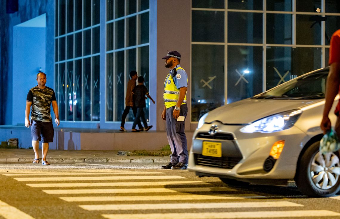 ކަފިހުރަހަކުން ދިޔަ މީހެއްގެ ގައިގައި ސައިކަލަކުން ޖެހިއްޖެ