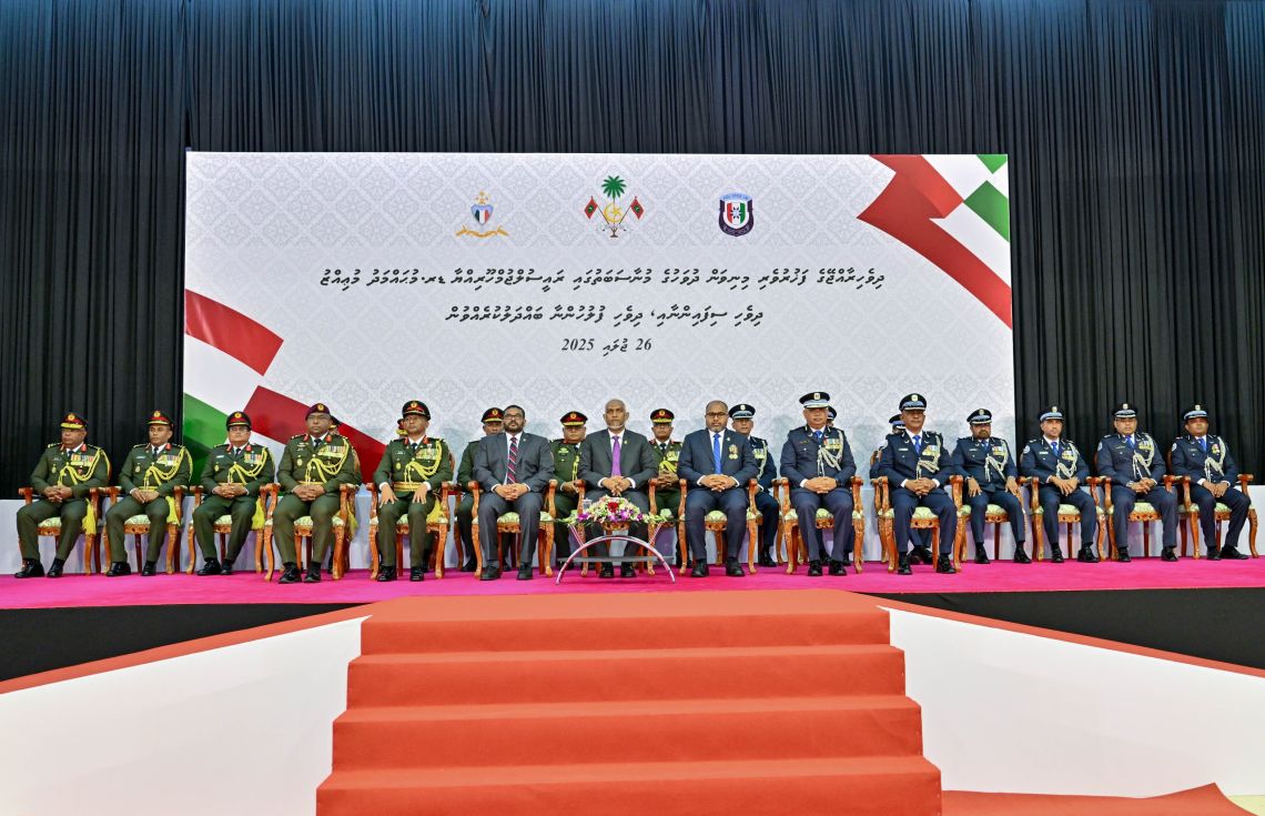 ރައީސް ސިފައިންނާ ފުލުހުންނާ ބައްދަލުކުރައްވައިފި