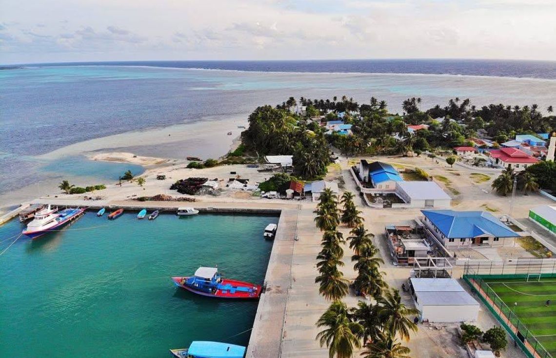 މާވަށުގައި މީހެއްގެ ކަރަށް ވަޅި ހަރައި މަރާލައިފި!