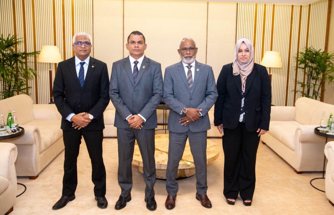 މަޖިލިސް ރައީސް ސްވިޒަލޭންޑަށް ފުރާވަޑައިގެންފި