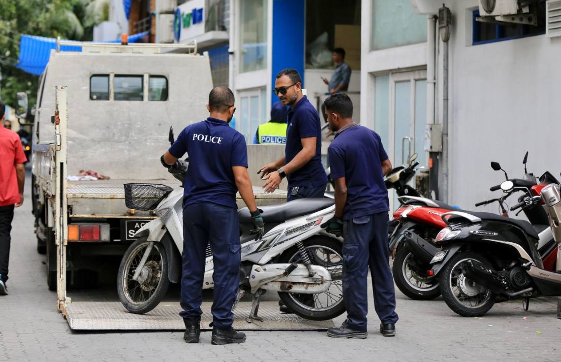 ވިލިމާލޭ ޓާމިނަލް ސަރަހައްދުގައި ހުރި ވެެހިކަލްތަކެއް ޓޯކުރަނީ