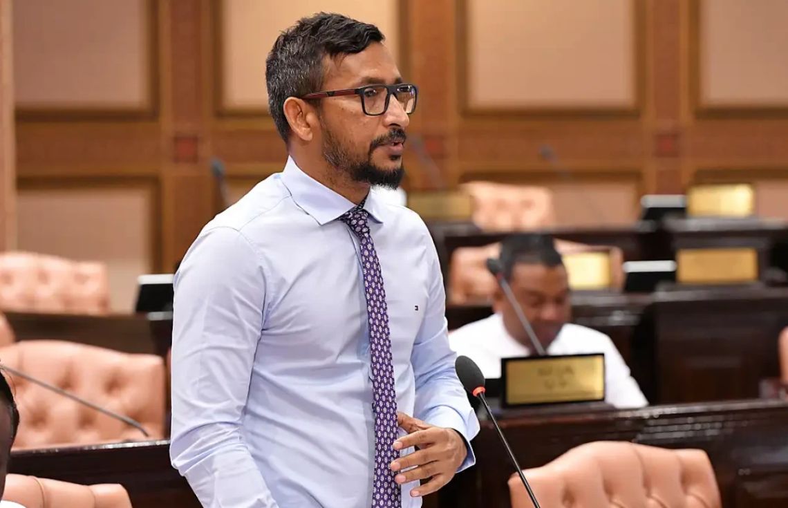 އައްބާސްއަކީ ބުއްދި ސަލާމަތުންހުރި މީހެއް ނޫން: ފަލާހު