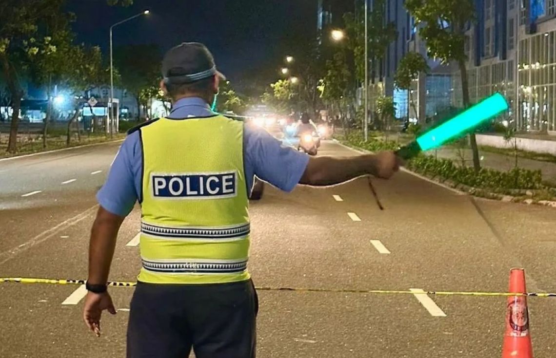 ބާރު ސްޕީޑުގައި ދުއްވަމުންދިޔަ ކާރެއްގައިތިބި ދެމީހުން ހައްޔަރުކޮށްފި