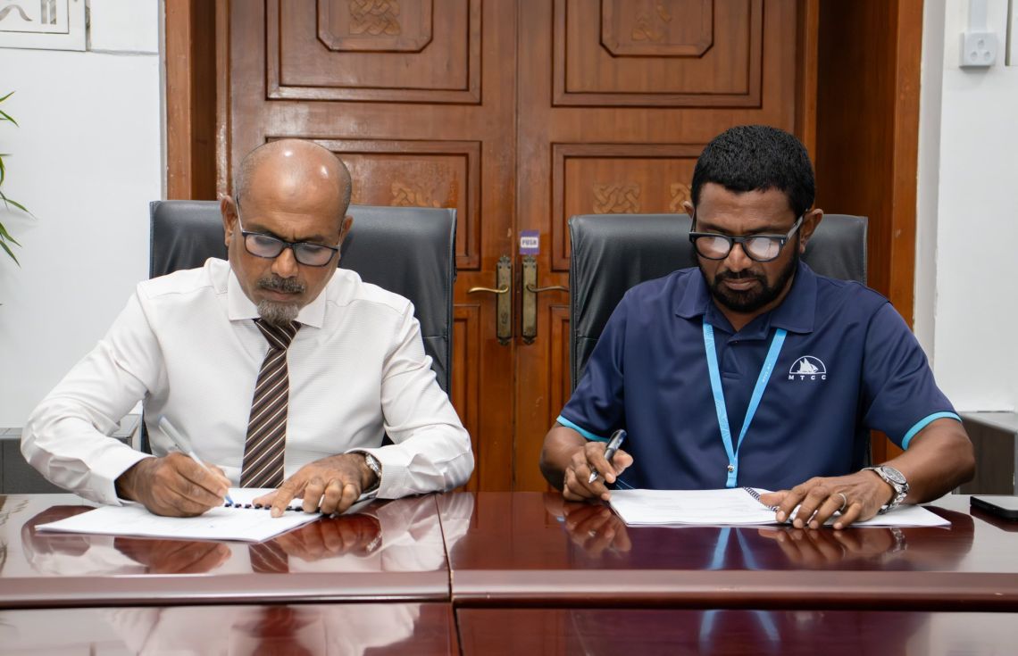 ތުޅާދޫއެއަރޕޯޓު ތަރައްޤީކުރުމަށް ބޭނުންވާ ބިންހިއްކުމުގެ މަޝްރޫޢުގައި ސޮއިކޮށްފި