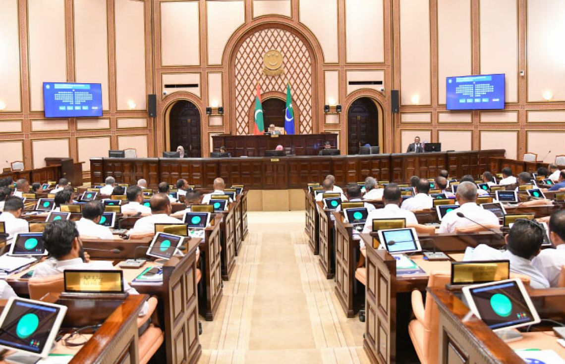 މަޖިލީހުން ކަރަންޓު ކެނޑި ޖަލްސާ މެދުކަނޑާލައިފި