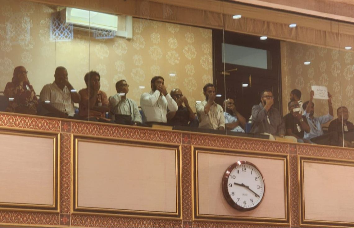 މަޖިލިސް ގެލަރީގައި ނޫސްވެރިންގެ ހިމޭން އިހުތިޖާޖެއް