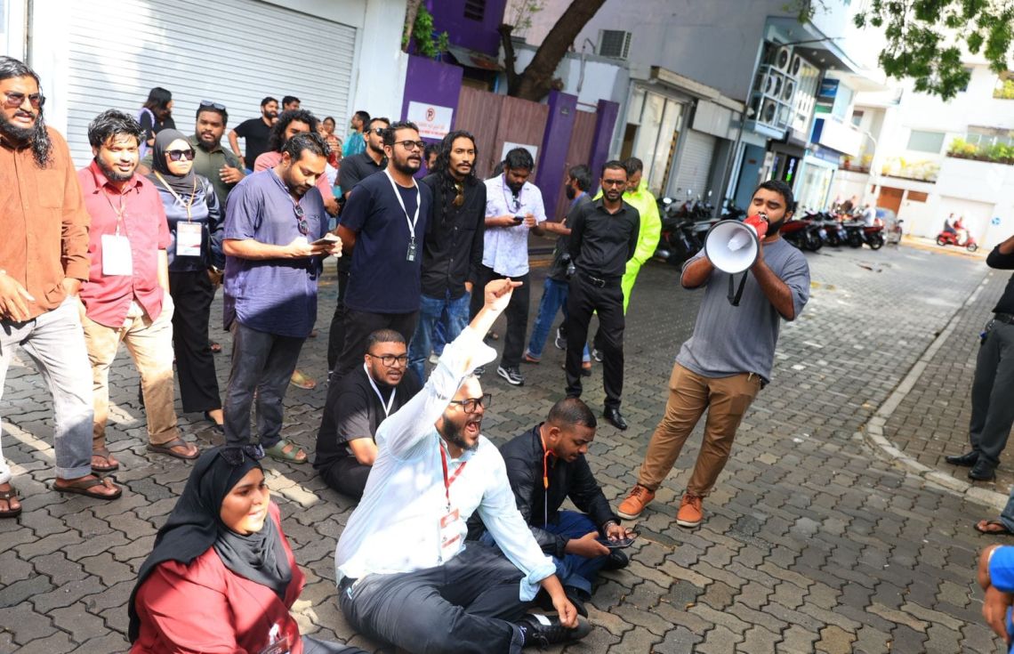 "ނޫސްވެރިންގެ މުޒާހަރާއިން އެއްވެސް ބަޔަކު ހައްޔަރު ނުކުރަން"
