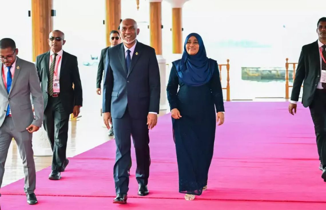 މާމަ ކާފަ ދުވަސް، ރައީސްގެ ދެކަނބަލުން ތަހުނިޔާ