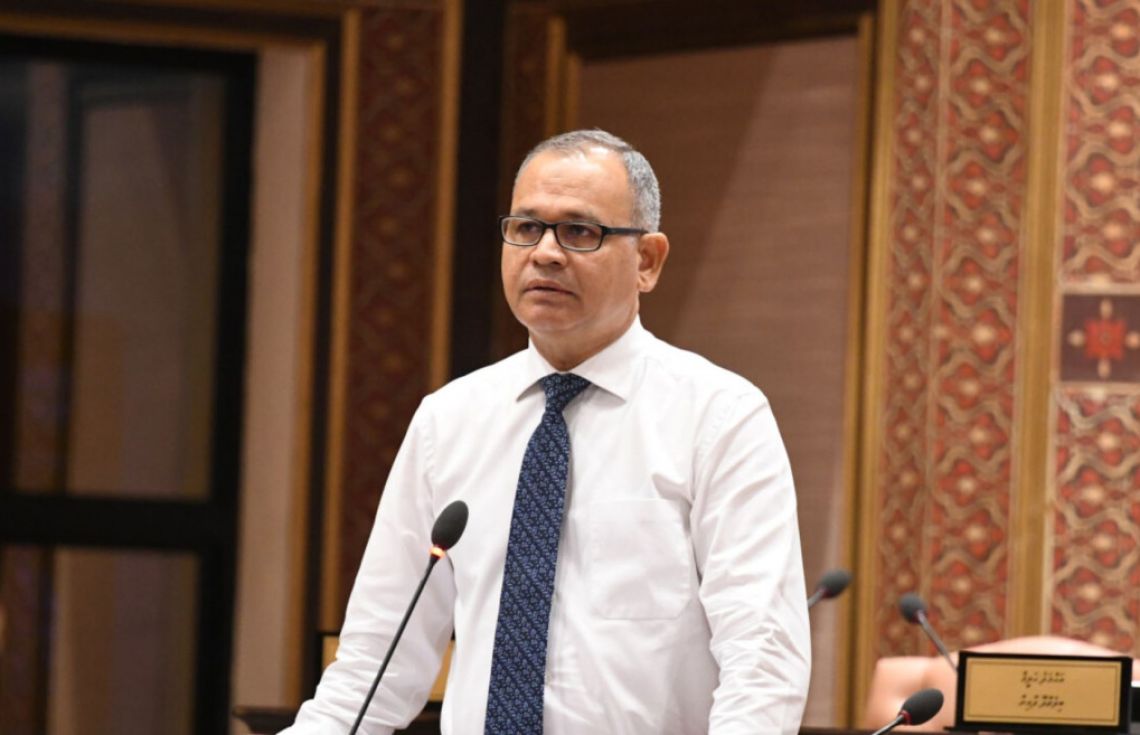 "ރައީސް ގެންދަވަނީ ކައުންސިލްތަކުގެ ހުށަހެޅުންތަކަށް އަމަލީސިފަ ގެނެސްދެއްވަމުން"