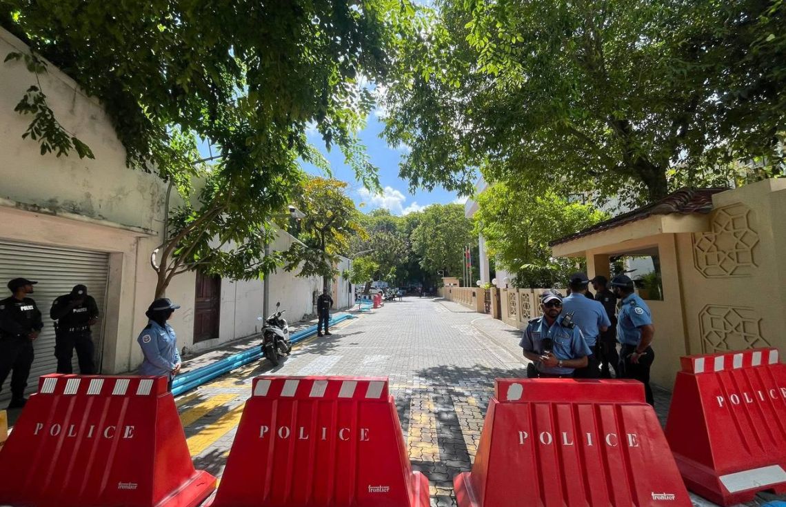 މުޒާހަރާ ކޮންޓްރޯލުކުރުމަށް ހާލަތާނުބައްދަލު ބާރުގެބޭނުމެއް ނުކުރަން: ފުލުހުން